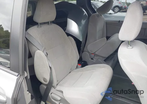 2017 Toyota Sienna Le 7 Passenger z USA, uszkodzony, nr VIN 5TDJZ3DC8HS184113